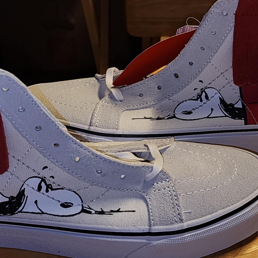 NWT Van's High Tops Snoopy Limited Edition Excellent Dog House size 8 1/2 women